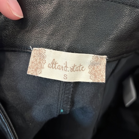 BLACK LEATHER SHORTS! Size S — NEVER WORN - Picture 3 of 3